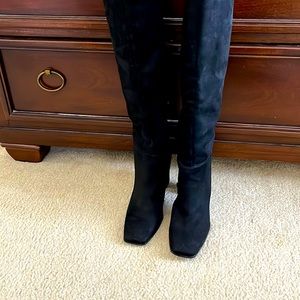 Im selling this Nine West boots there are new.